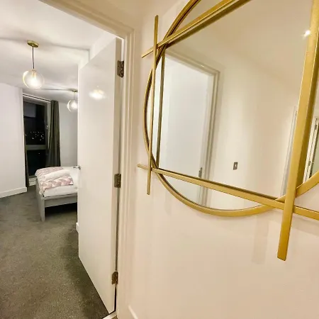 Chic Leeds Apartment, Free Parking, Balcony Apartment *