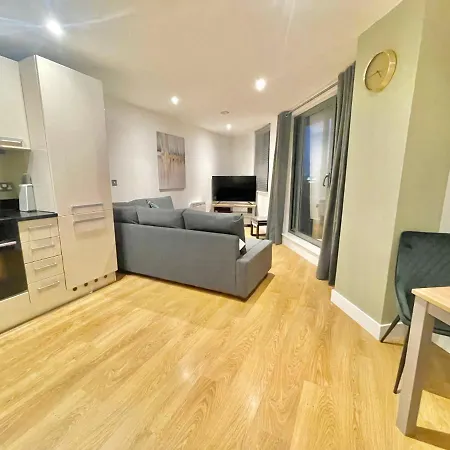 Chic Leeds Apartment, Free Parking, Balcony Apartment *