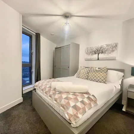 Chic Apartment, Free Parking, Balcony Лідс