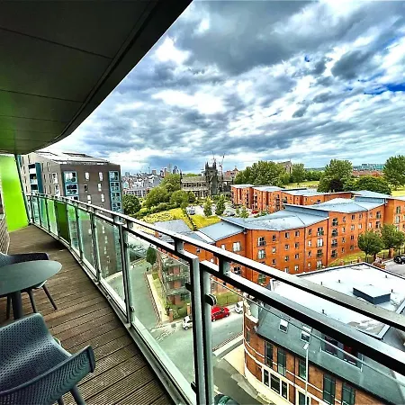 Chic Leeds Apartment, Free Parking, Balcony Apartment *