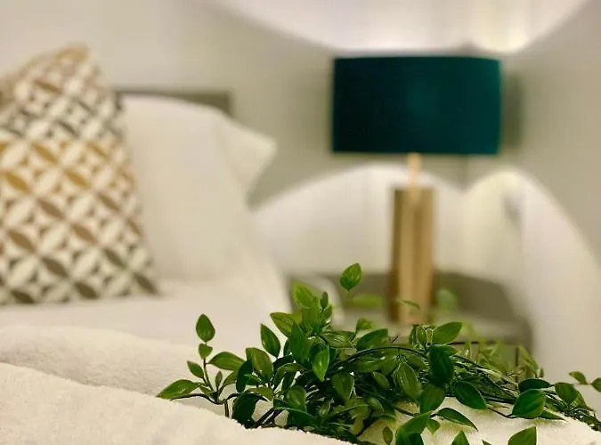 Chic Apartment, Free Parking, Balcony