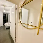 Chic Apartment, Free Parking, Balcony Apartment *
