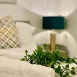 Chic Apartment, Free Parking, Balcony